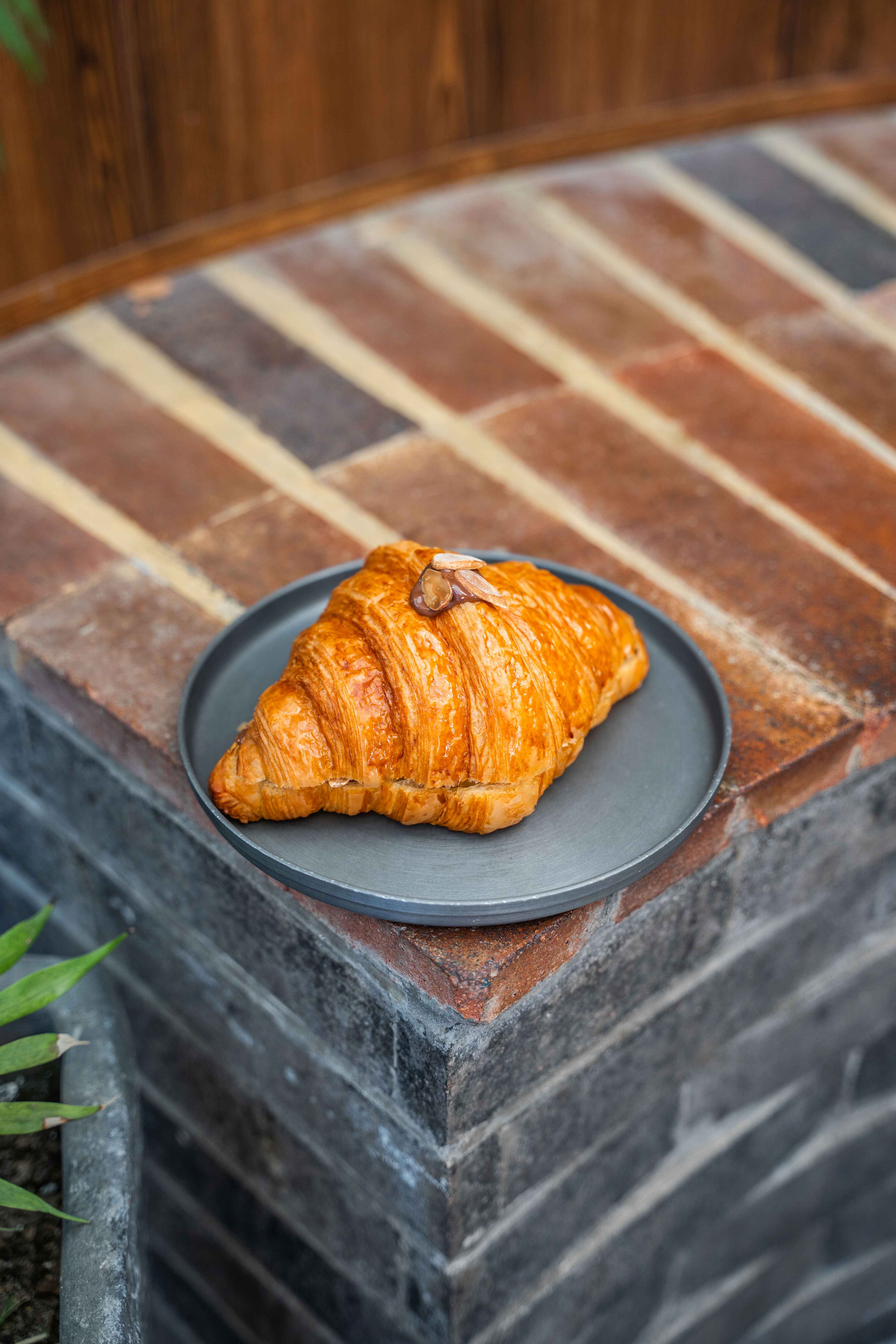 کروسان نوتلا بادام  